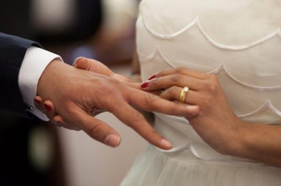 wedding_couple_with_rings_black